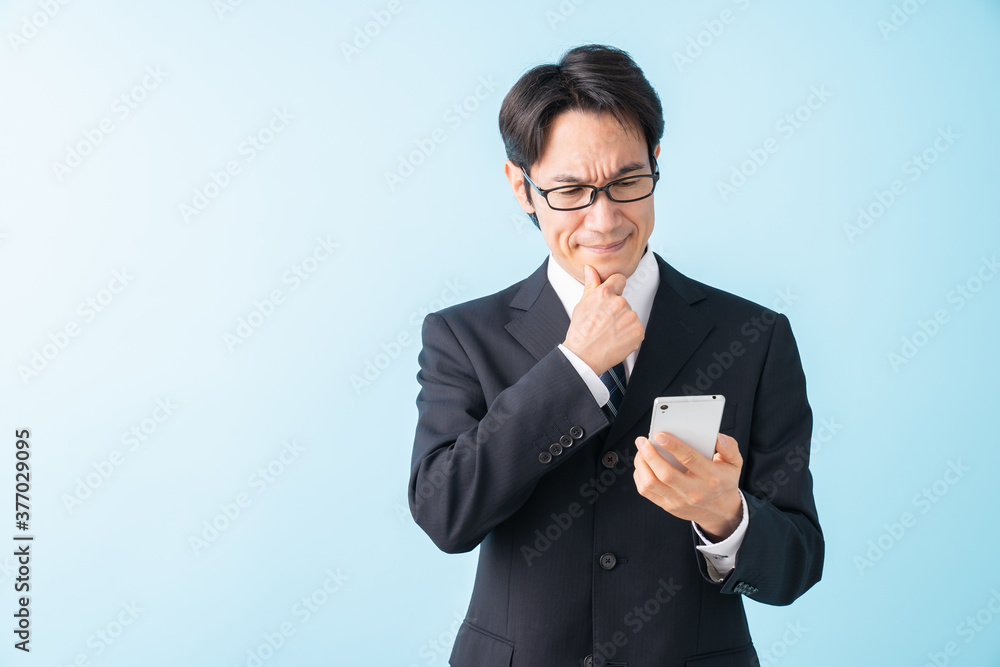 スマホを見るミドル男性 ビジネス 考える スマホを見るミドル男性 ビジネス 考える