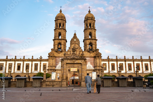 Las personas van a la Basílica de Zapopan Jalisco en horas de la mañana. 