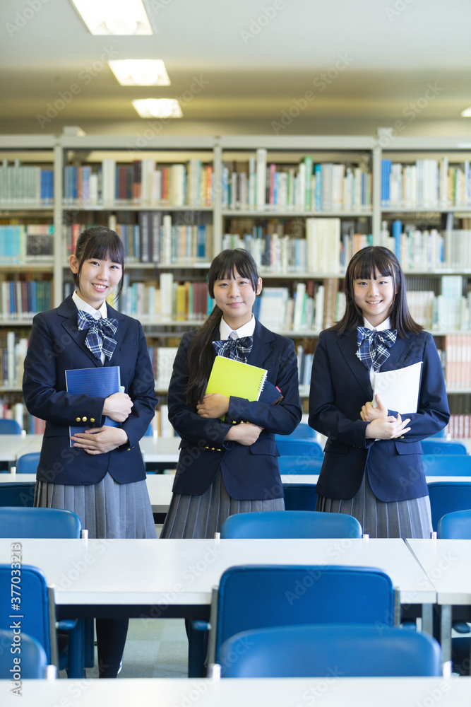 図書室に立つ女子高生のポートレート 図書室に立つ女子高生のポートレート