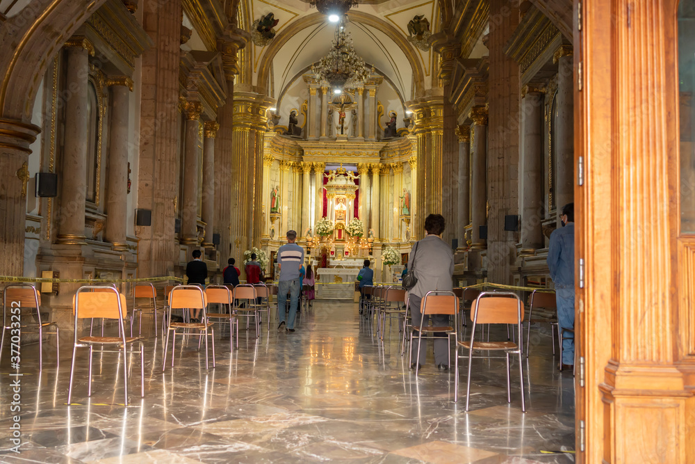 Φωτογραφία Las personas están en la misa en la Basílica de Zapopan.