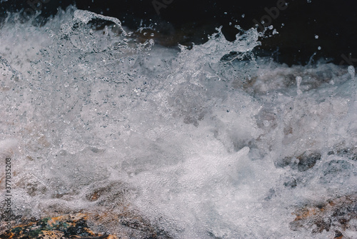 山を流れる川と水 © Kengo/ けんご