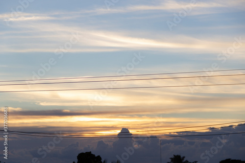 Cielo con atardecer azul y tonos cálidos y naranjas