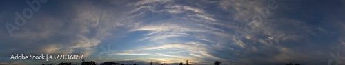 Cielo azul panorámico en el atardecer 