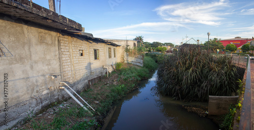 agua contaminada en ciudades y pueblos con ríos y esteros sucios y contaminados 