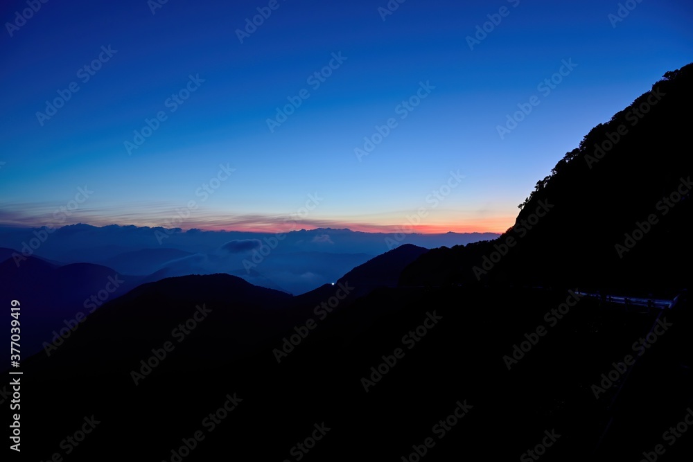 伊吹山から見た日の出前のブルーモーメント情景＠滋賀