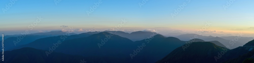 伊吹山から見た朝日を浴びて輝く山並みのパノラマ情景＠滋賀