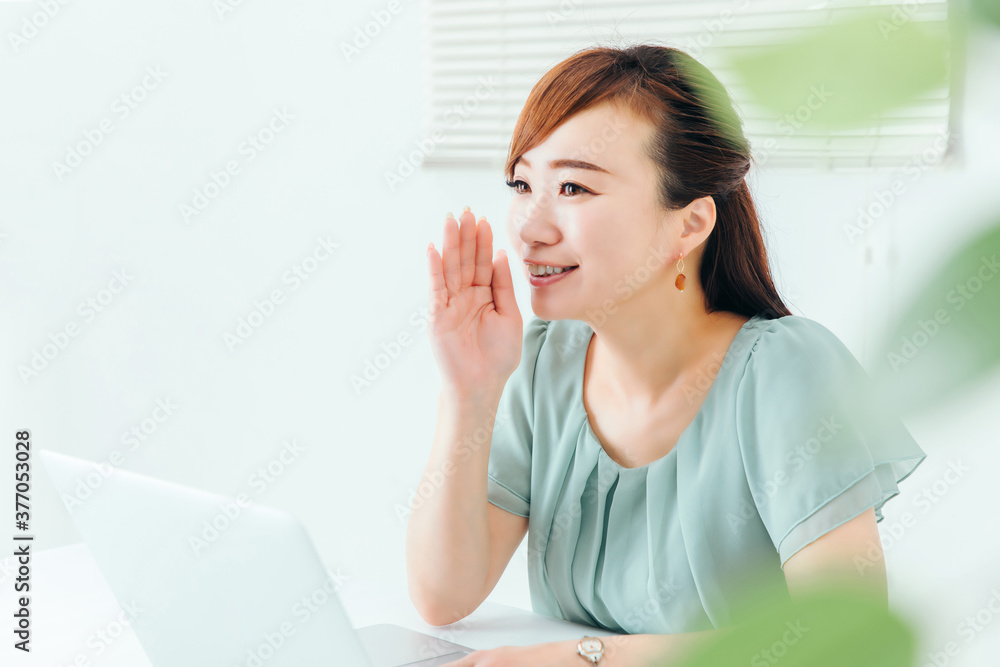 PCを使うビジネスウーマン
PCを使うビジネスウーマン