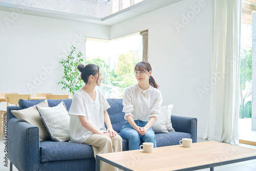 Photos 話をする女性　二人
