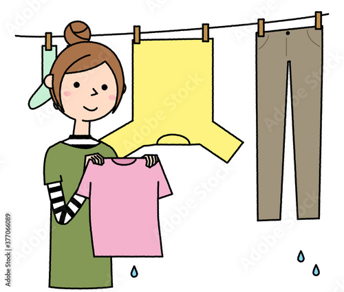 洗濯物を干す若い女性 ママ