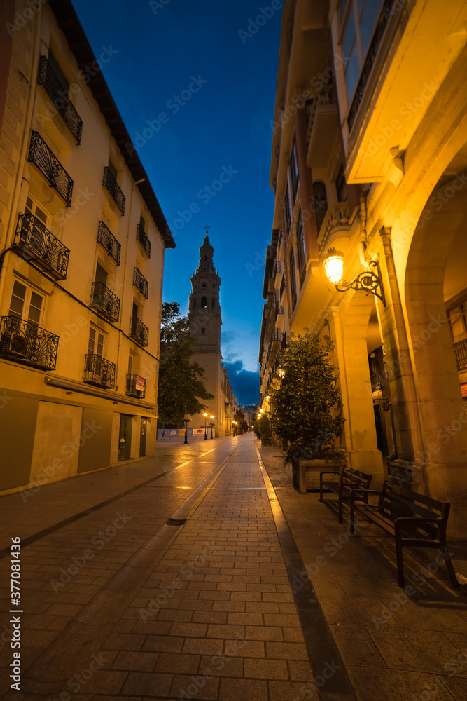 Fototapeta premium calle portales logroño La Rioja amanecer