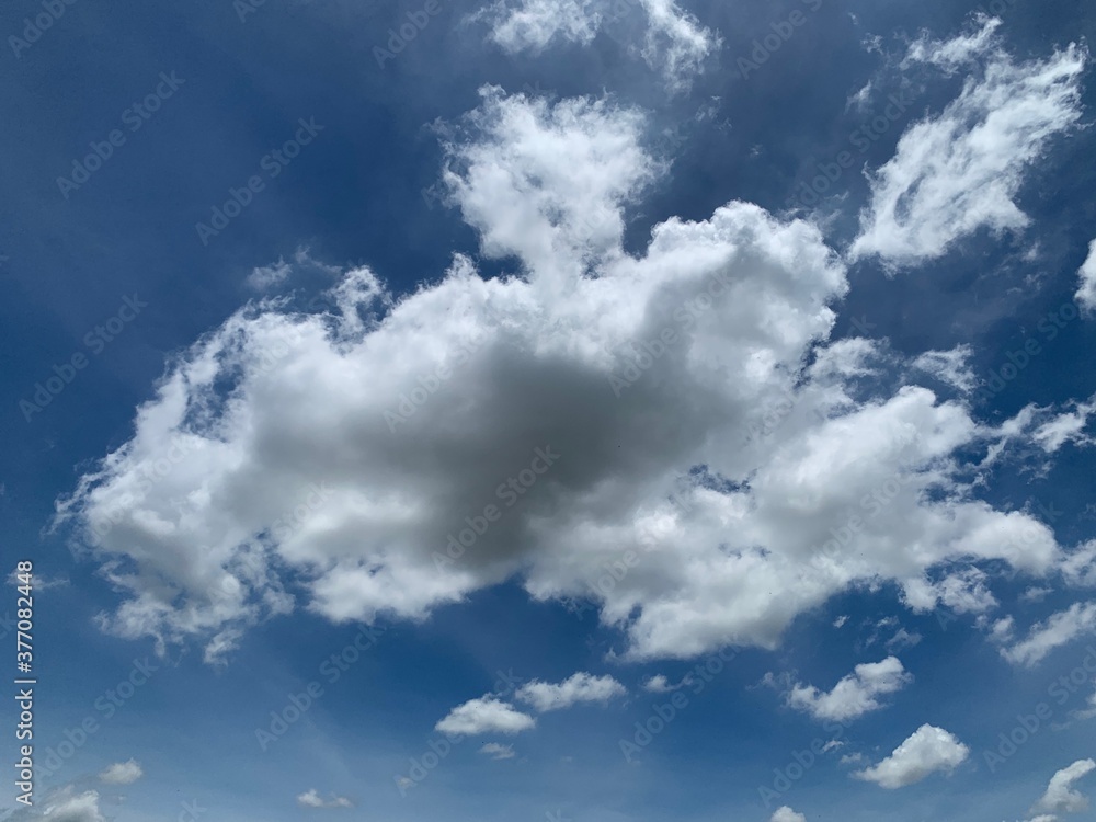 Obraz premium cumulus cloud on blue sky background ep24
