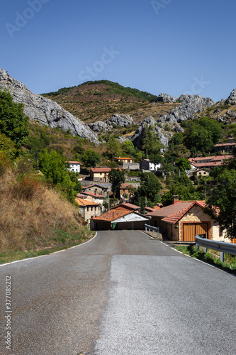 La carretera cruza el pueblo de Santibañez de Resoba en España.