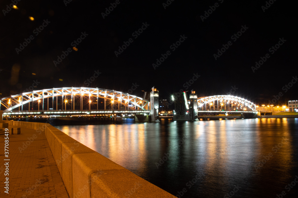 Obraz premium Drawbridge on river Neva, Saint Petersburg in the night