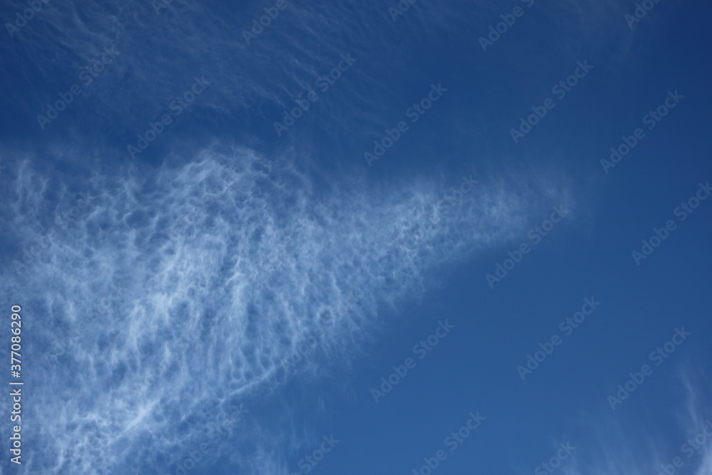 Verspielte weisse Wolken im blauen Himmel Verspielte weisse Wolken im blauen Himmel