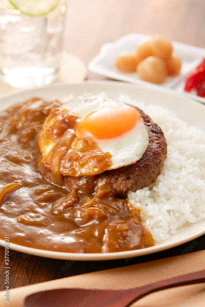 ハンバーグカレー 目玉焼き乗せ ハンバーグカレー 目玉焼き乗せ