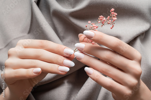 Valokuva Female hands with white nail design