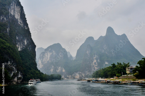 Le fleuve Li à Guilin traversant un paysage karstique (Chine) © YUMMI