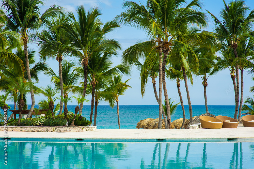 Obraz premium Swimming Pool at tropical beach - summer vacation background.