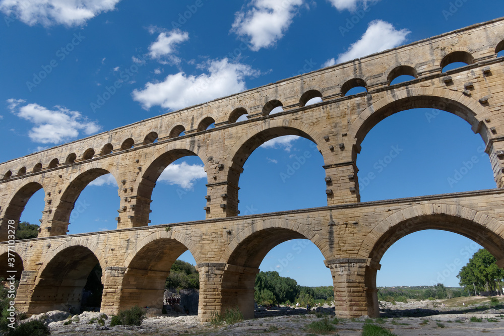 Monumental aqueduc : le pont du Gard - France