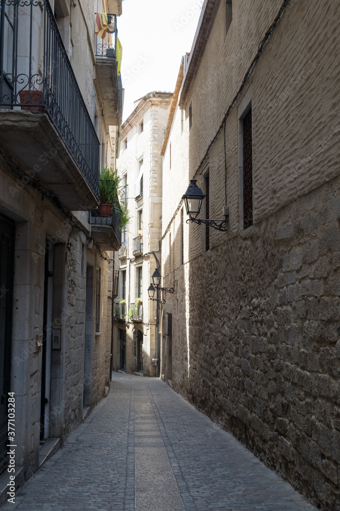 Obraz premium The beautiful medieval architecture and narrow streets of ancient town of Girona, Spain