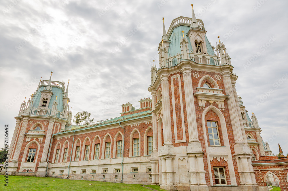 Obraz premium Part of the architectural ensemble of the historical museum-estate Tsaritsyno. Fine example of the 18th century architecture and park landscaping. Moscow, Russia