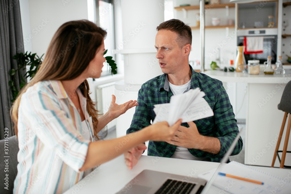 Obraz premium Husband and wife preparing bills to pay. Young couple having financial problems...