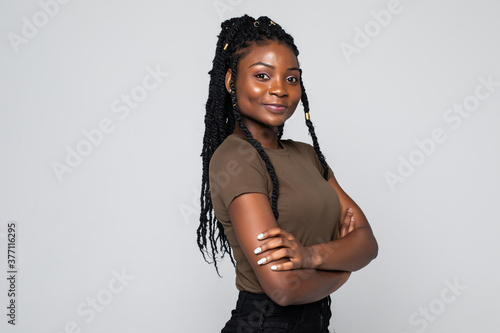 Fotografie Portrait of african woman with arms folded standing over gray background