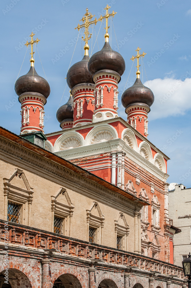 The relatives of the Russian tsars Naryshkins donated their town estate to the monastery. This is how the Southern Courtyard, also built in the Moscow Baroque style, arose.    