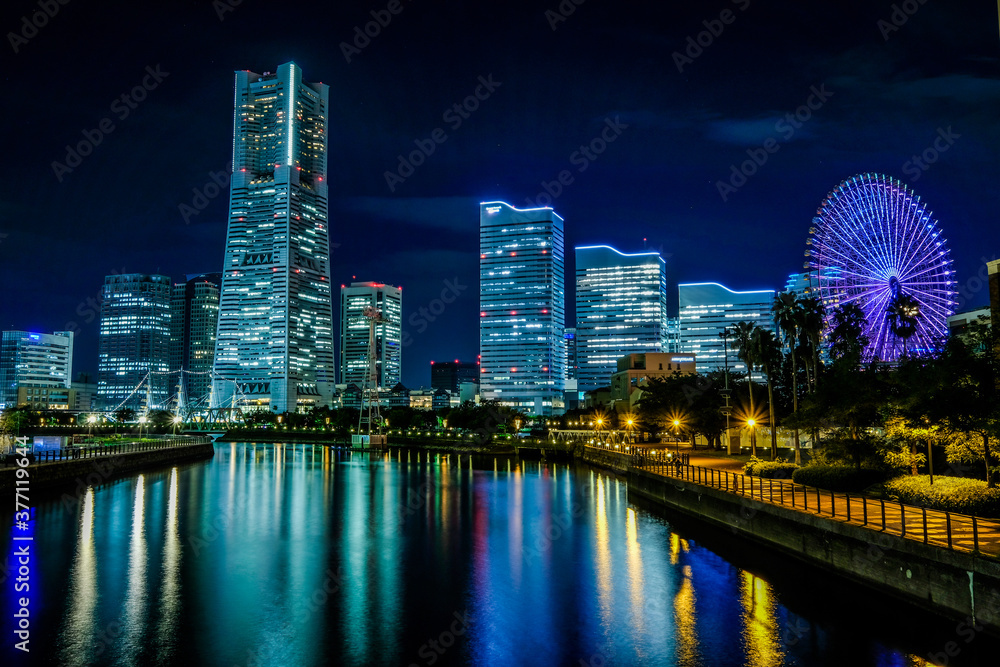 Naklejka premium 神奈川県横浜市みなとみらいの夜景(万国橋)