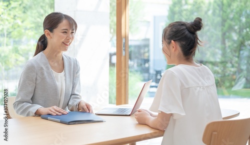 Wallpaper Mural 営業をする女性 Torontodigital.ca