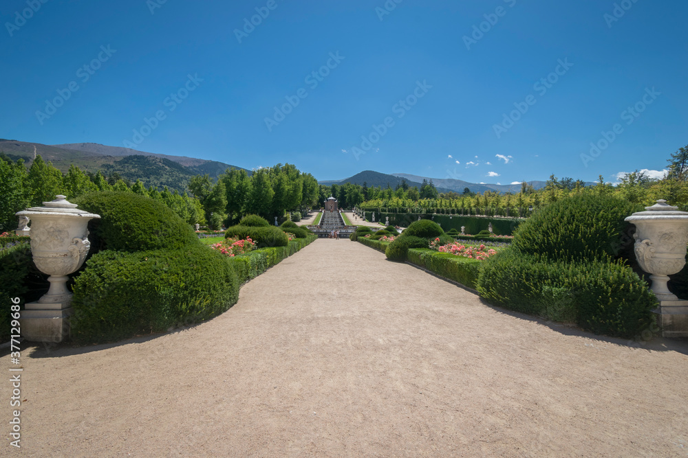 Palacio Real de La Granja de San Ildefonso. Parterre del palacio. Jardínes y fuente de Anfitrite. (Segovia, España)