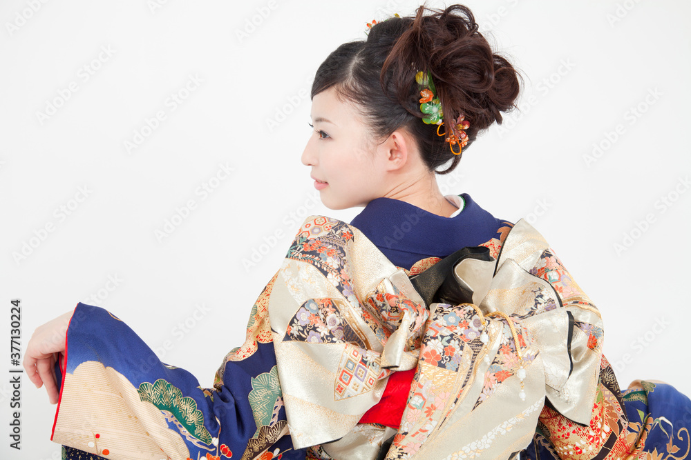 振袖姿の女性の後姿