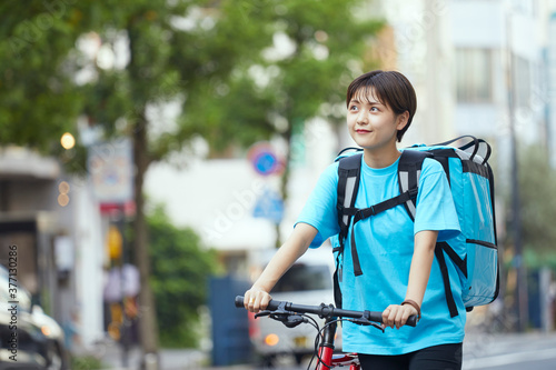 自転車でフードデリバリーを行う女性