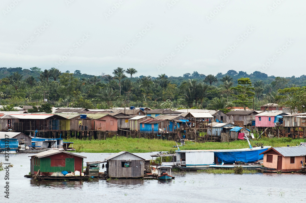 Casas flutuantes nas proximidades do porto de Cacau Pirera .