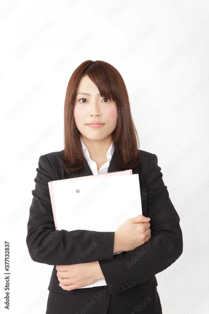 書類を持つ新入社員 書類を持つ新入社員