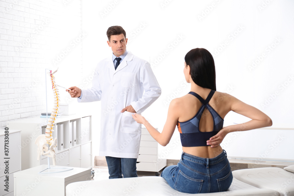 Obraz premium Young woman visiting orthopedist in medical office