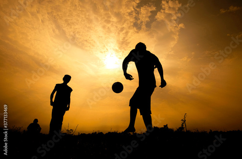 Adolescentes jogando futebol photo