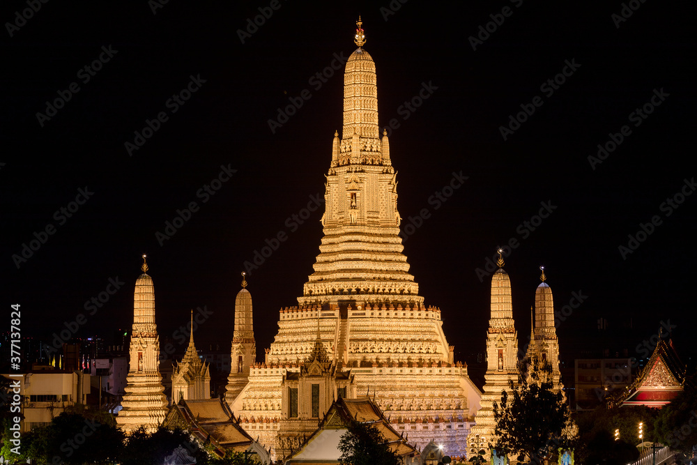 タイの有名寺院ワットアルンの夜景