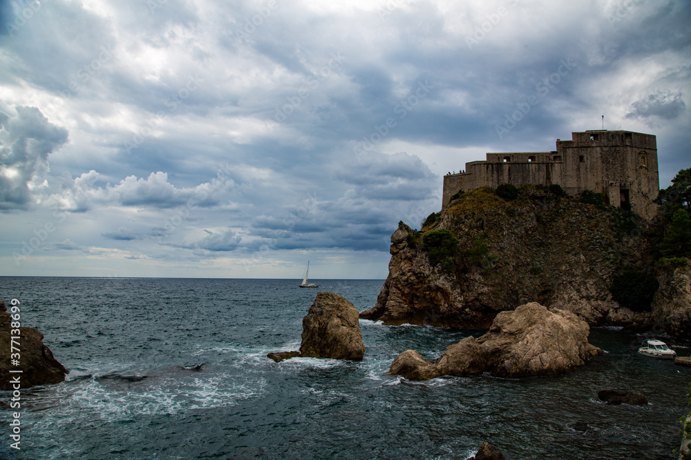Gran fortaleza en roca en mitad del mar