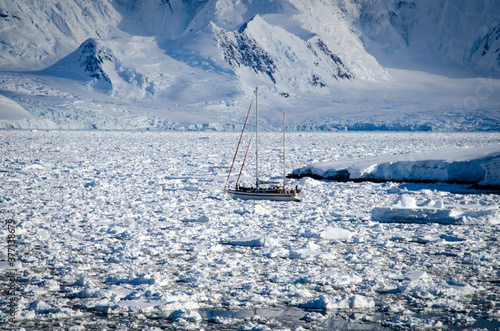 Voilier dans les glaces Antarctique