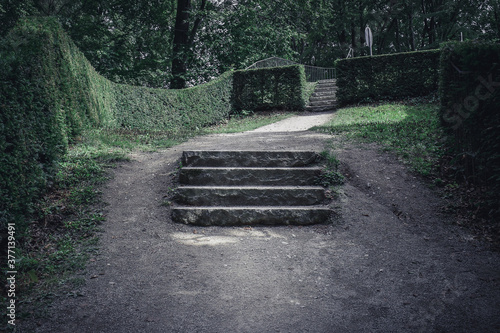 Weg um eine Treppe herum