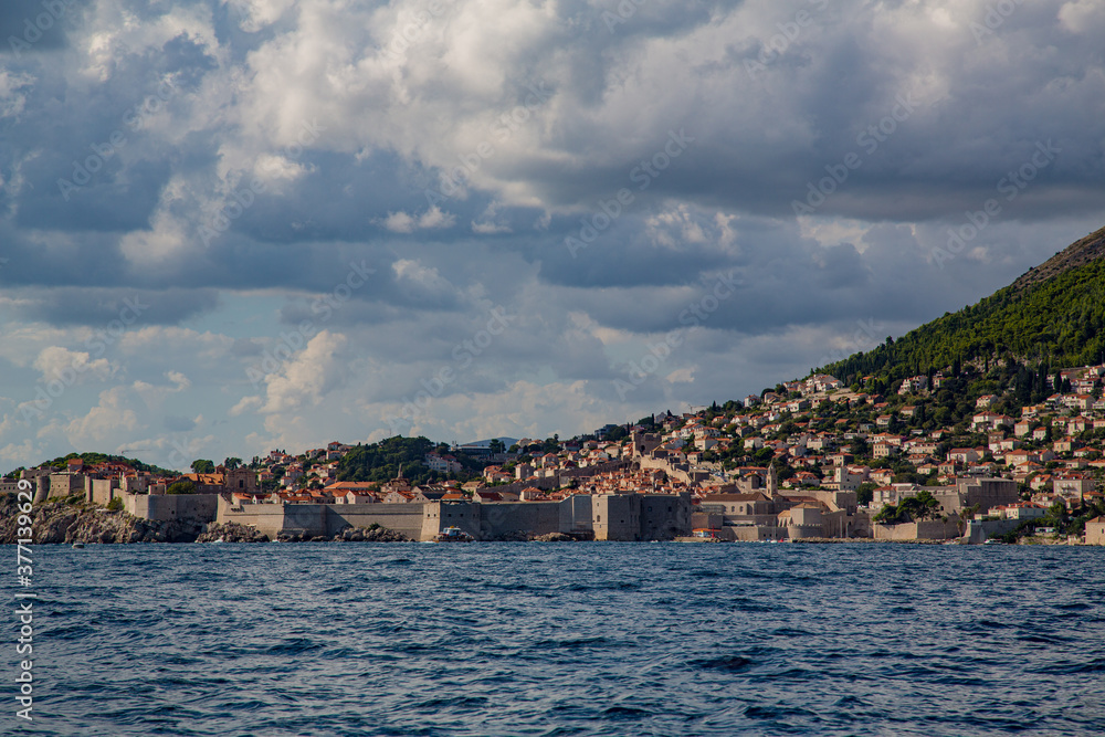 Vista de murallas y puerto de la antigua ciudad medieval de Dubrovnik