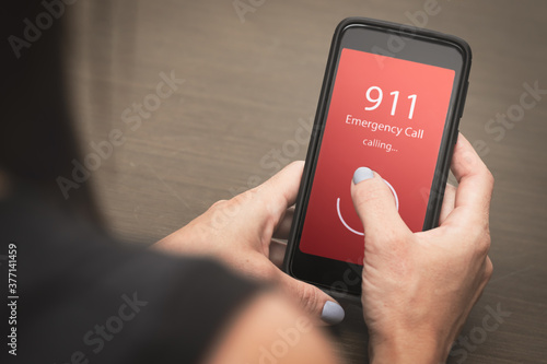 Foto Mujer realiza llamada de emergencia al 911 desde el móvil