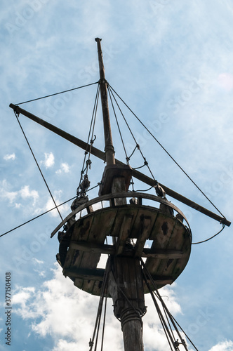 Fotografie Crow's nest on the foremast on a blue background. Bottom-up view
