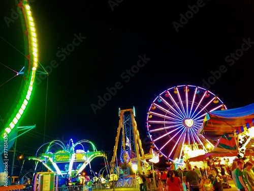 Fotografie The bright lights and brilliant colors of your average county fair