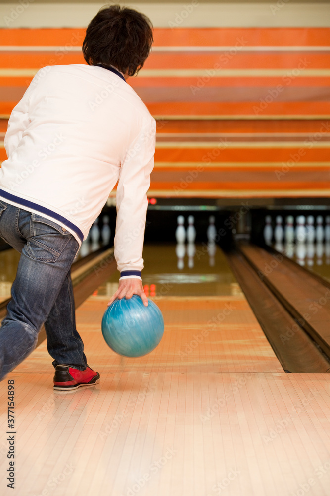Naklejka premium ボウリングをする男性の後ろ姿