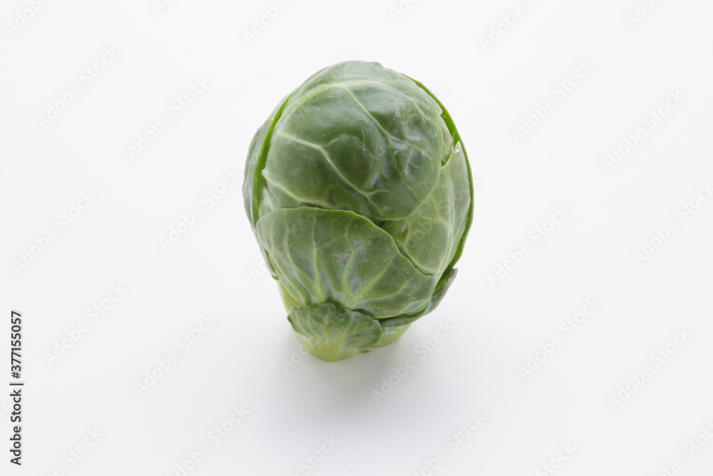 Fototapeta premium brussells sprouts isolated on white background