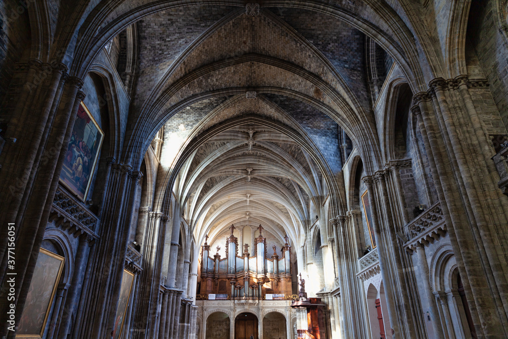 Interior and altar of Bordeaux Cathedral Saint-Andre, Bordeaux, France