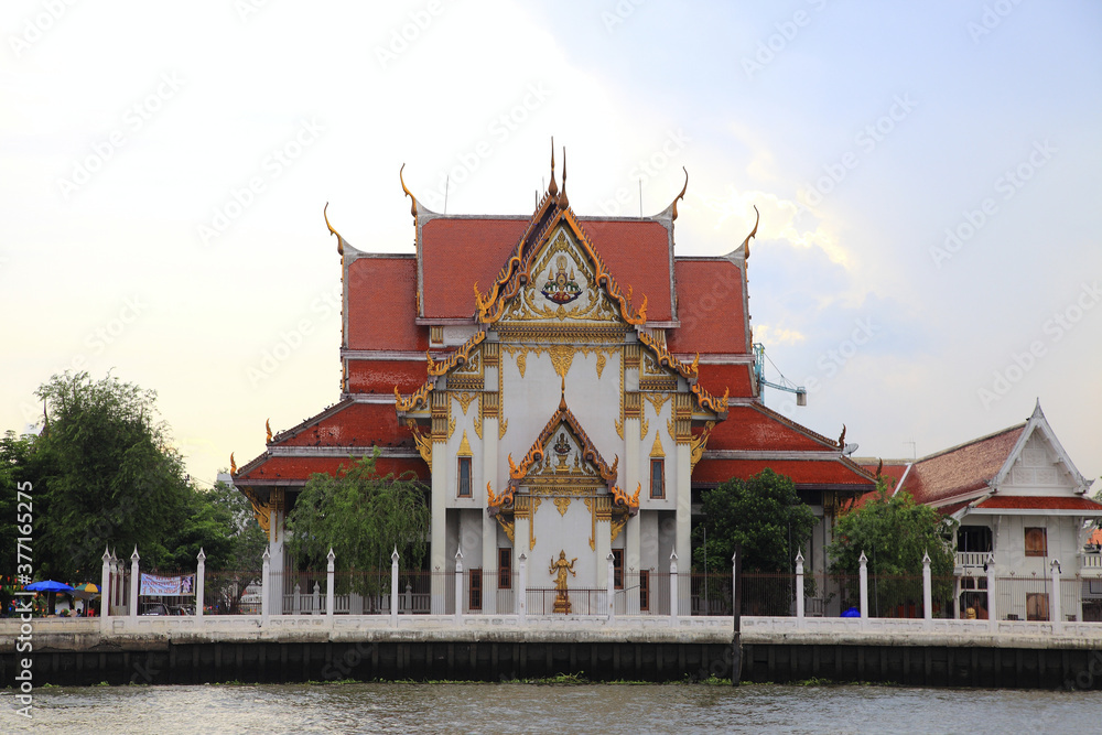 Naklejka premium Temples on the Chao Phraya River Bangkok Thailand