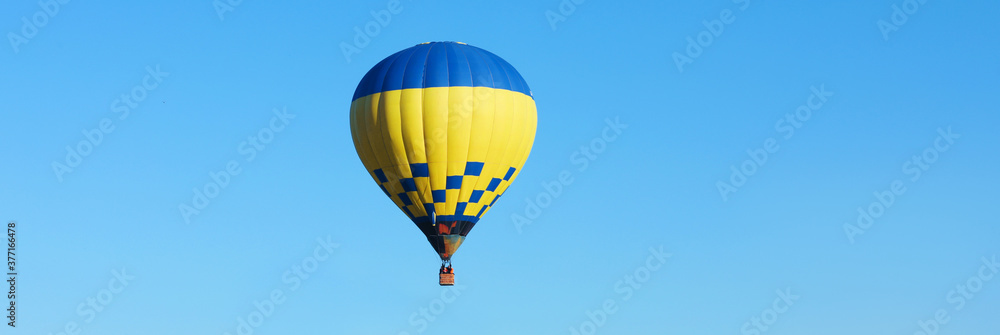 Obraz premium Hot air balloon in blue sky. Banner design